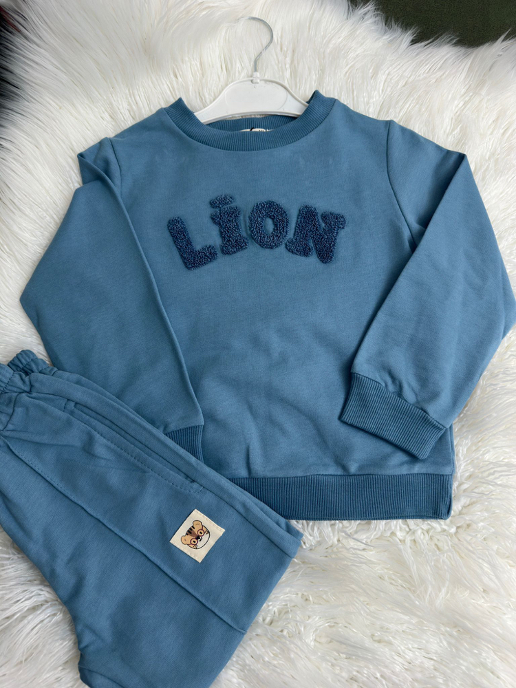 Lion kabartmalı takım