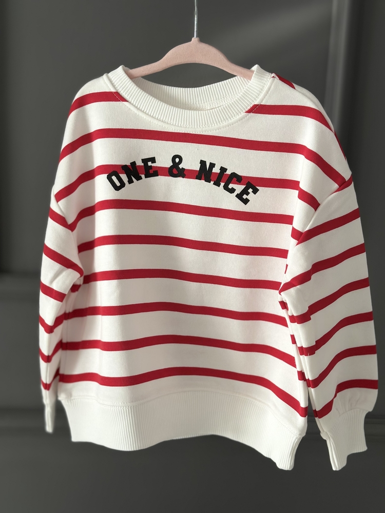 Kırmızı beyaz çizgili sweatshirt