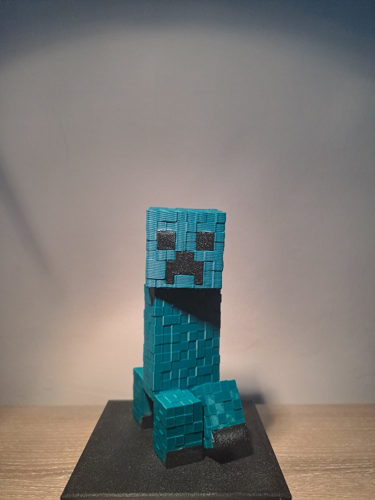 Hareketli Creeper figürü