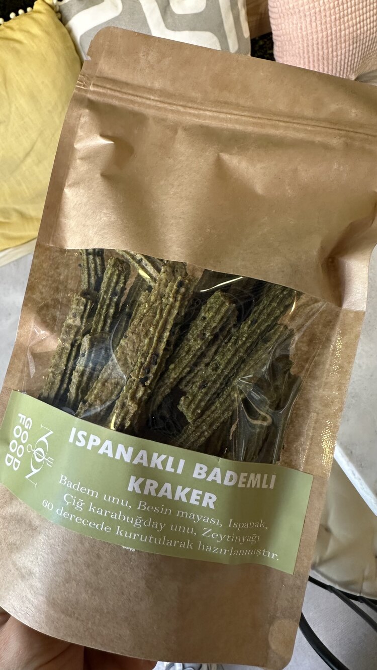 Ispanaklı bademli çubuk kraker