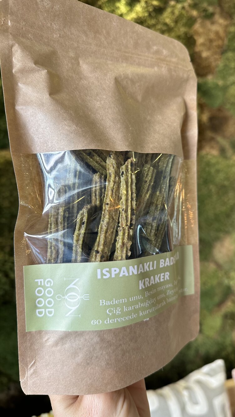 Ispanaklı bademli çubuk kraker