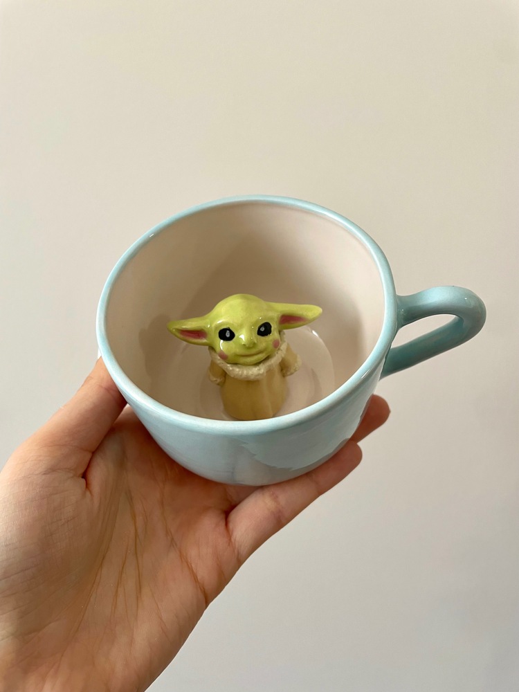 El yapımı baby yoda figürlü seramik kupa 
