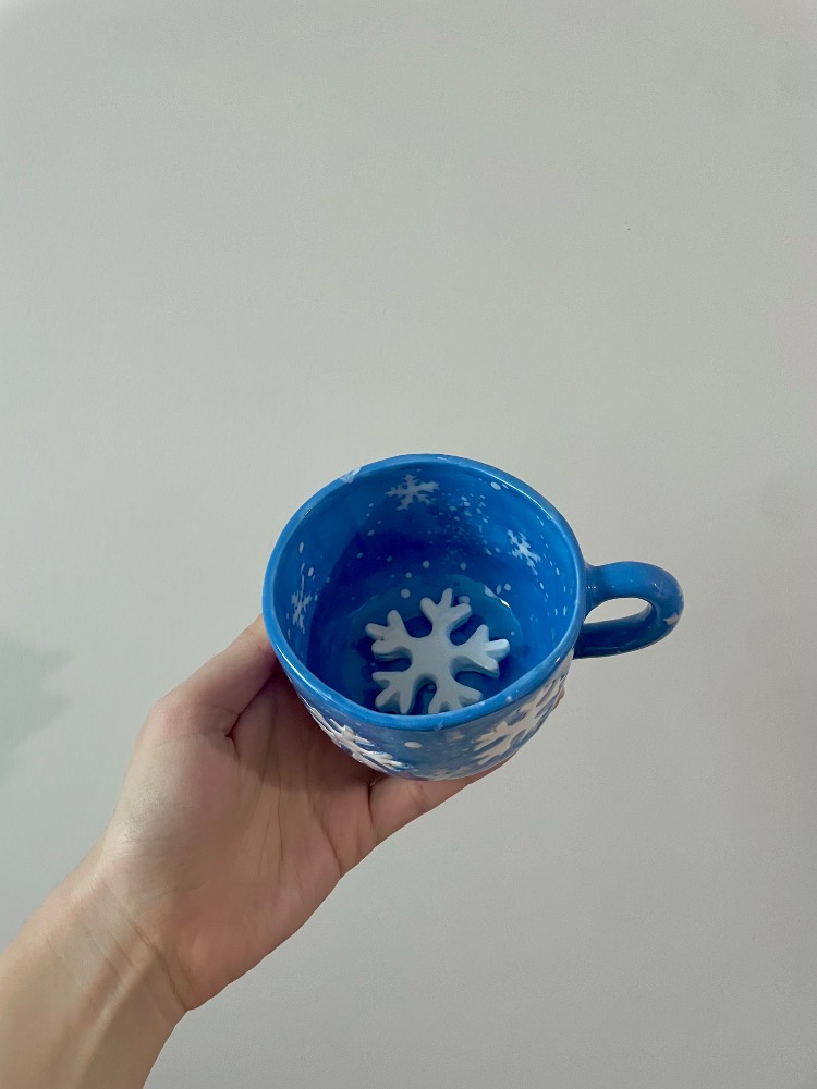 El yapımı kar tanesi figürlü seramik kupa 