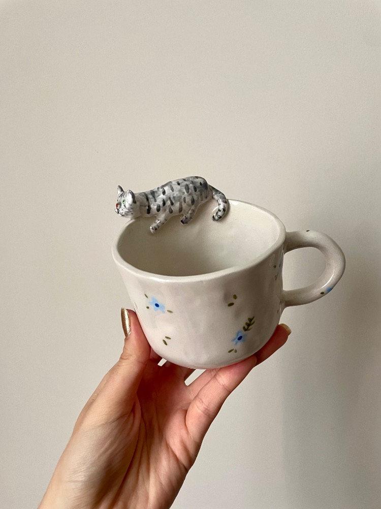El yapımı kedi figürlü seramik kupa