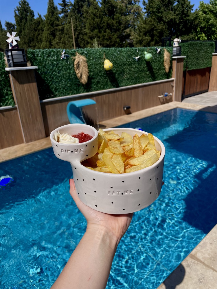 El yapımı eat me / dip me yazılı seramik sosluklu patates/cips kasesi