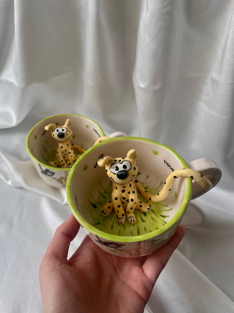 El yapımı marsupilami figürlü seramik kupa