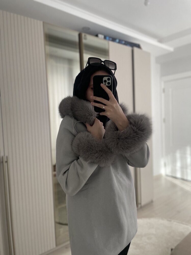 Gri kürklü sweatshirt