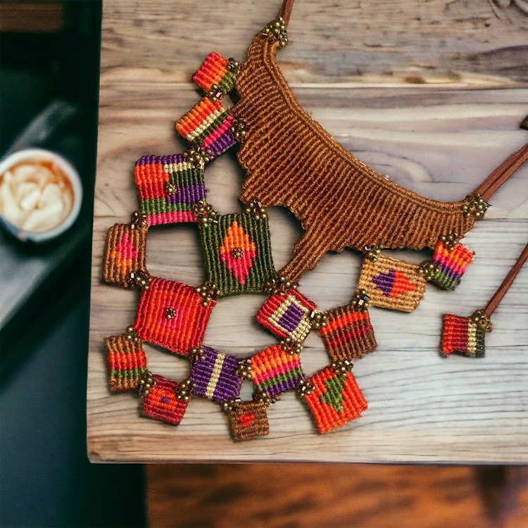 Makreme patch tasarım kolye
