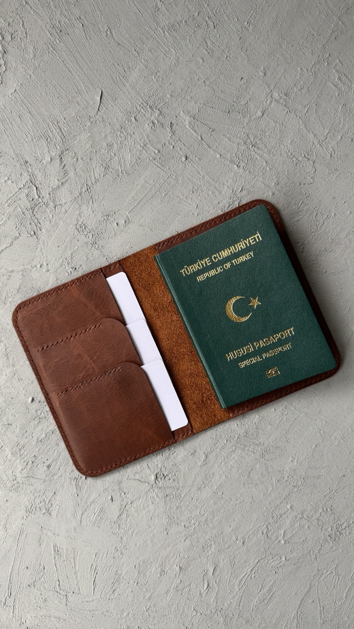 Hediye Kutusu 3’lü | Kahverengi Deri Pasaportluk + Kartlık + Gözlük Kabı | Şık Kutulu