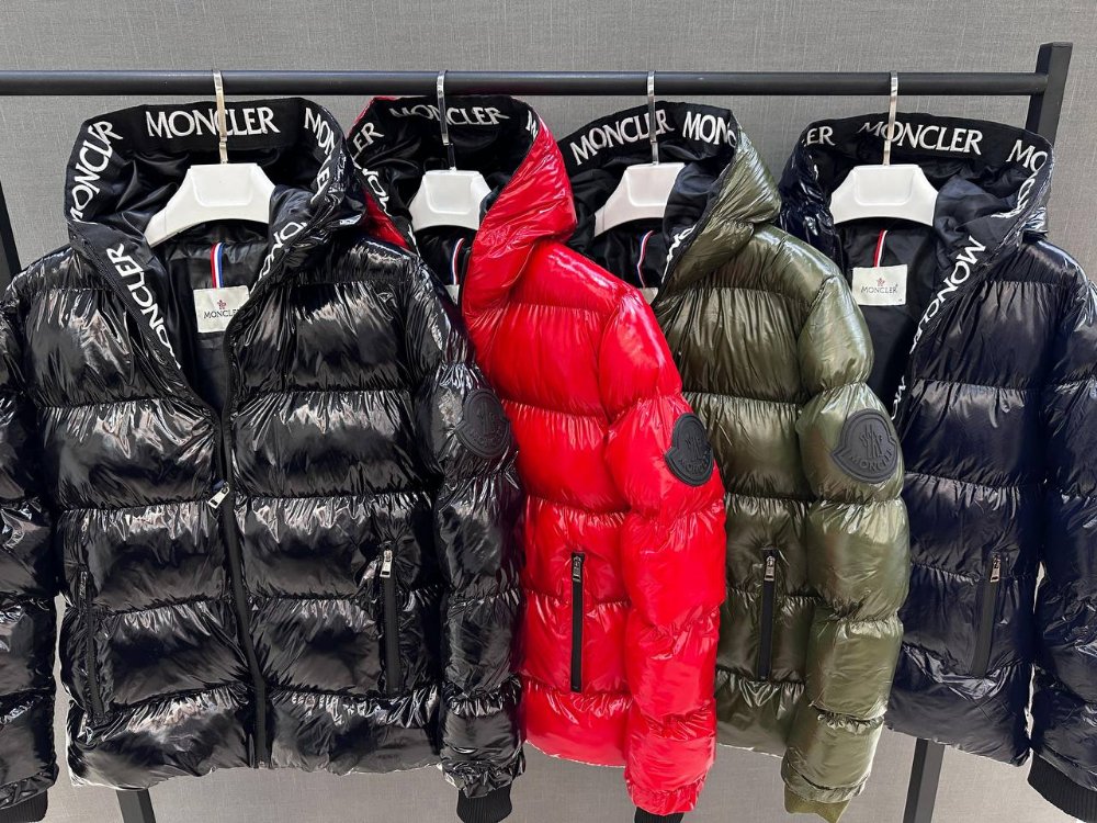Moncler Montreuil Serisi Parlak Şişme Mont - Kapüşonlu ve Yazı Detaylı Erkek Mont