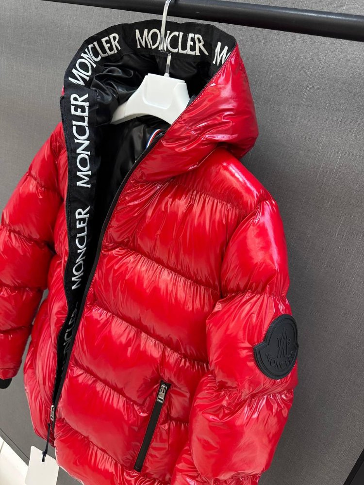 Moncler Montreuil Serisi Parlak Şişme Mont - Kapüşonlu ve Yazı Detaylı Erkek Mont