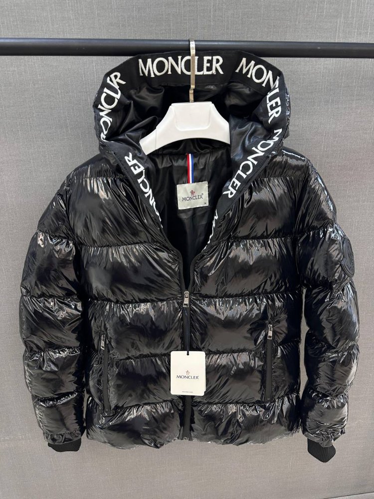 Moncler Montreuil Serisi Parlak Şişme Mont - Kapüşonlu ve Yazı Detaylı Erkek Mont