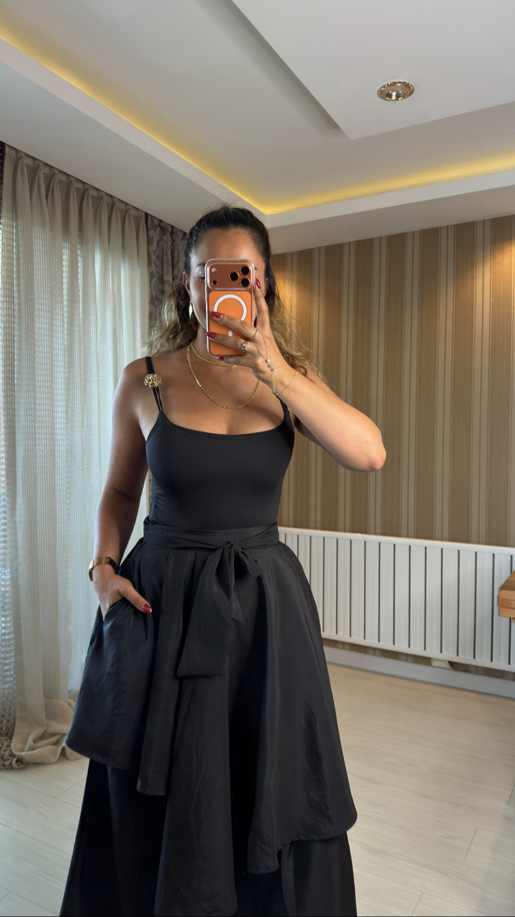 Siyah tokalı bodysuit