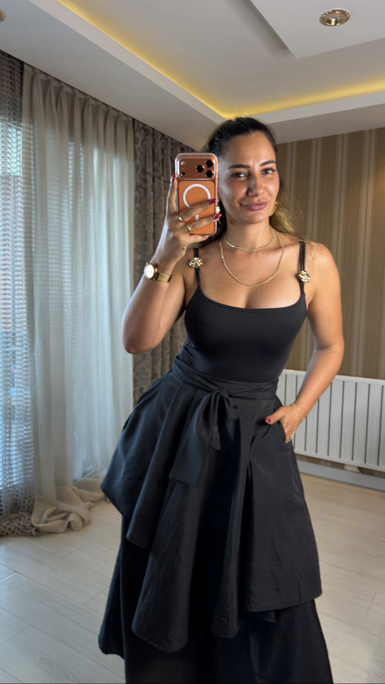 Siyah tokalı bodysuit