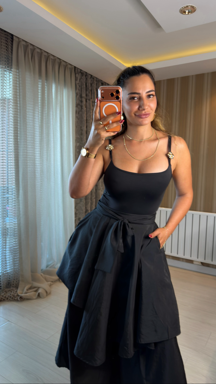Siyah tokalı bodysuit