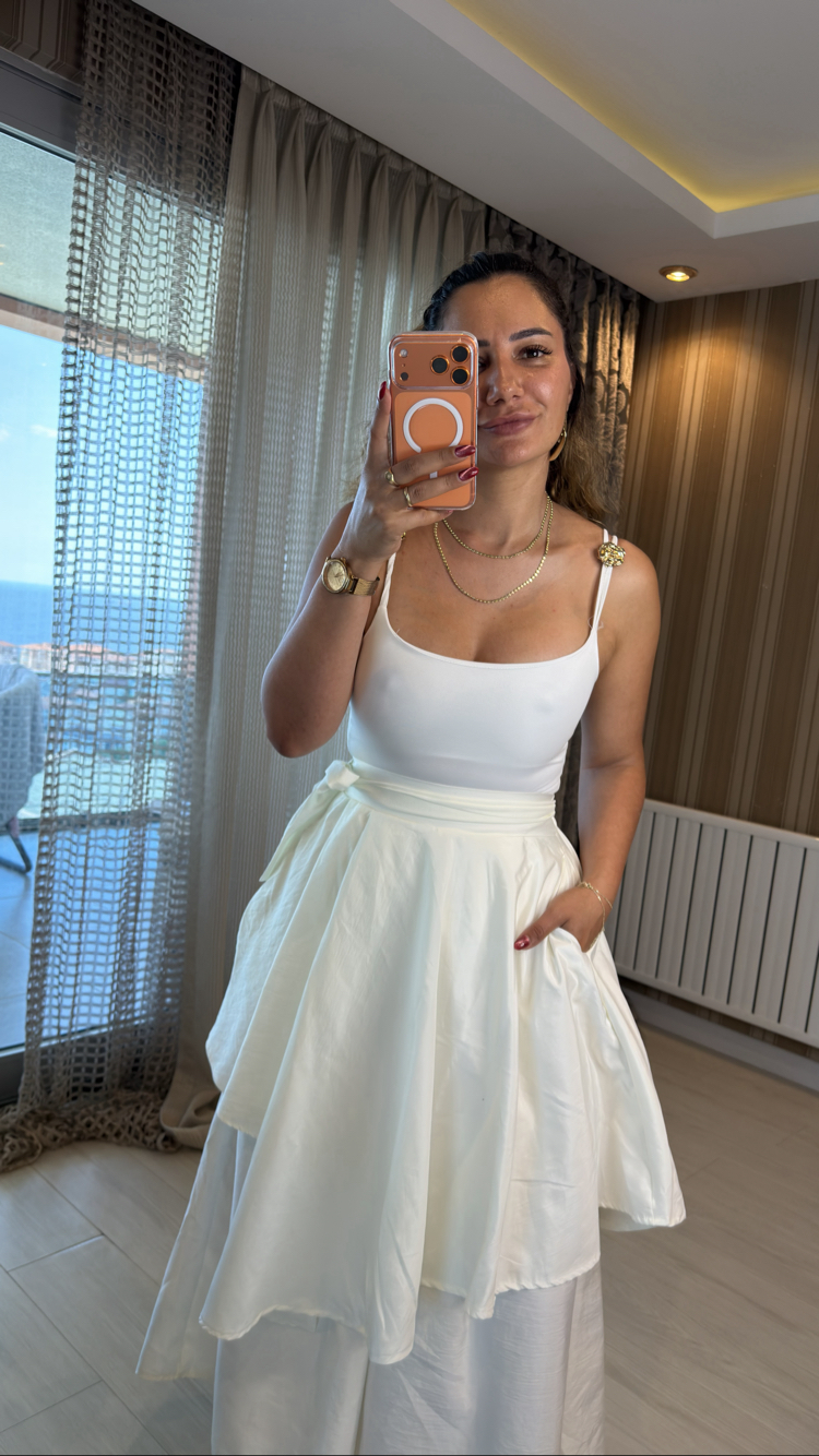 Beyaz Tokalı Askılı Bodysuit