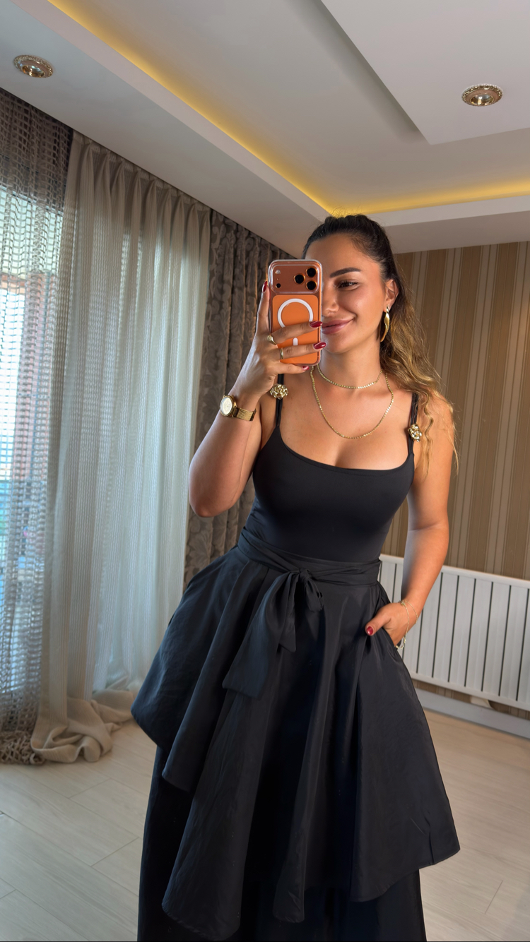 Siyah tokalı bodysuit