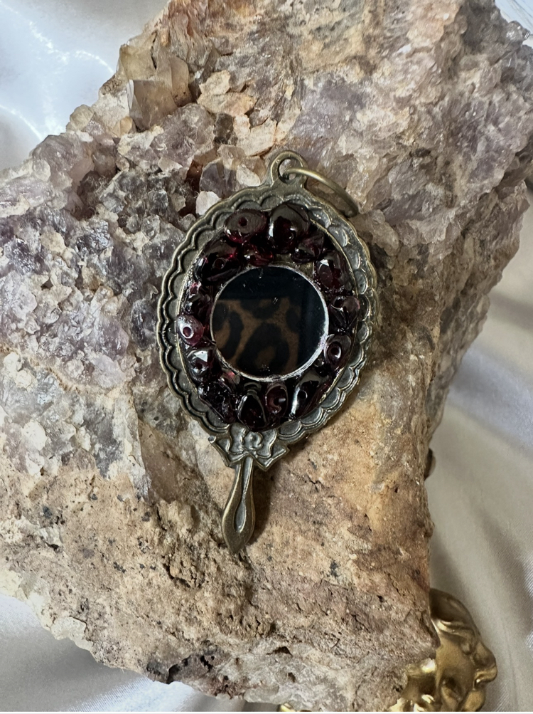 Ayna çerçeveli,garnet taşlı Ayna kolye
