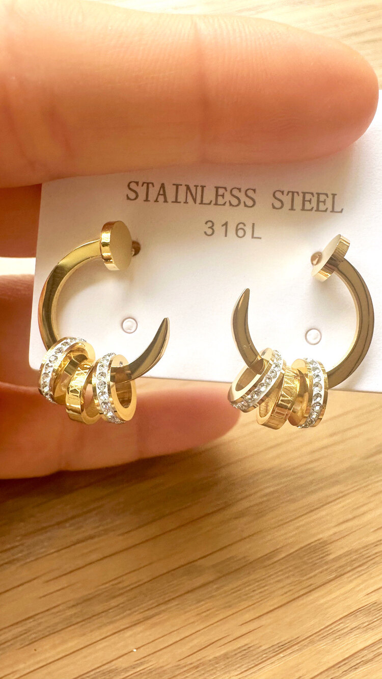Taşlı halka detaylı gold küpe