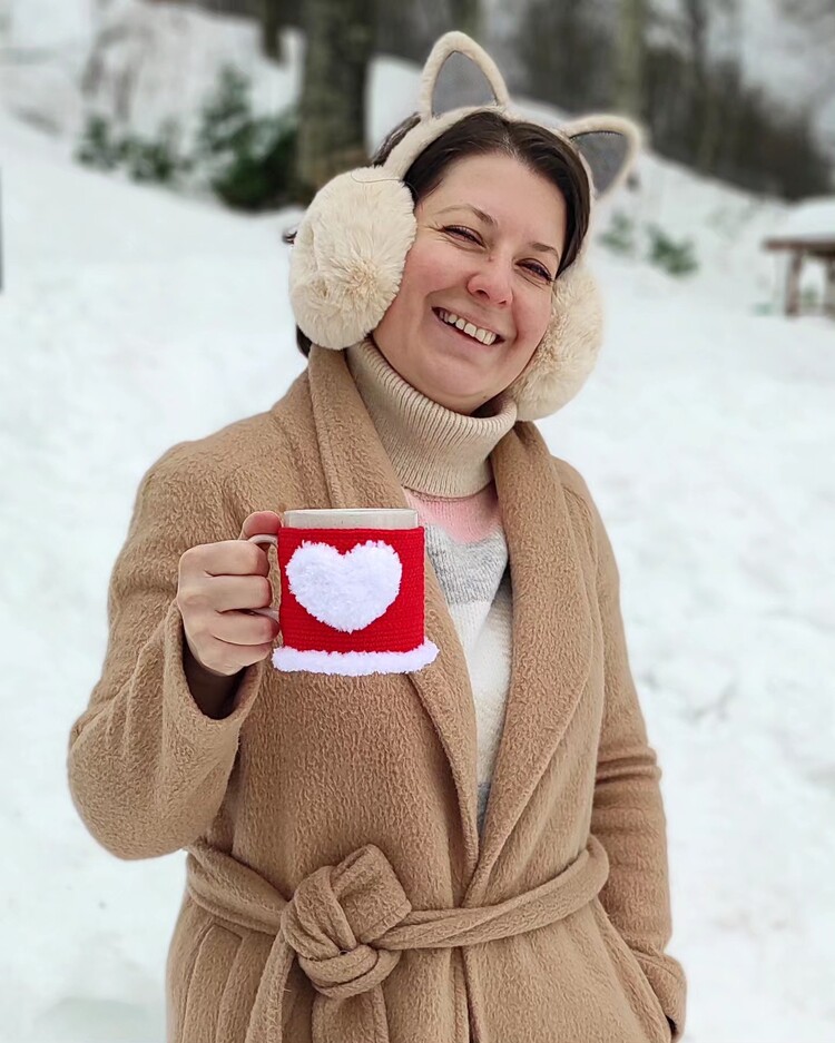 Beyaz Kalpli El Örgüsü Kırmızı Kupa Kılıfı ve Seramik Kupa