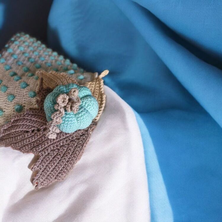 Mint Yeşili ve Ekru Balkabağı Kare Kırlent 