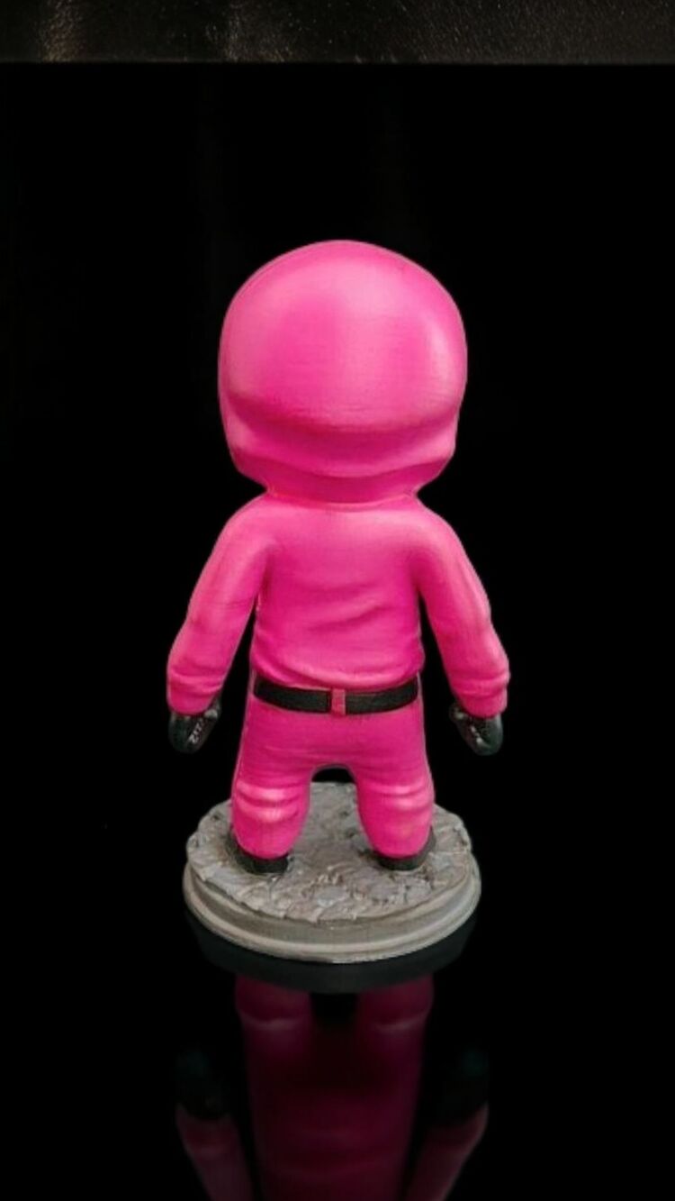 Squid Game Pembe Kıyafetli Muhafız Obje
