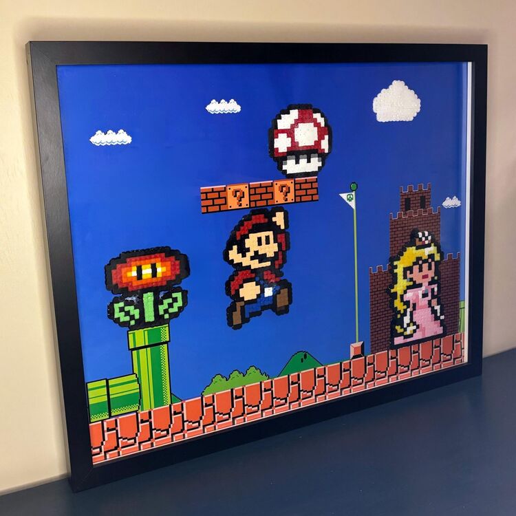 El Yapımı Perler Boncuk Mario Tablo – Çerçeveli Retro Oyun Temalı Duvar Dekoru 50x50 cm