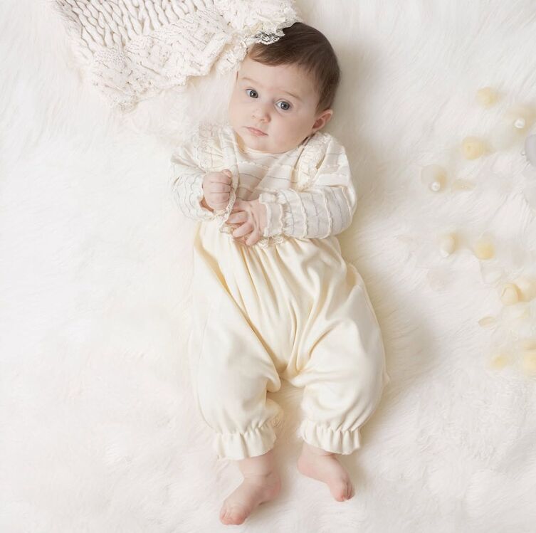 KIZ BEBEK DANTEL YAKA DETAYLI TOKA AKSESUARLI %100 PAMUK TULUM