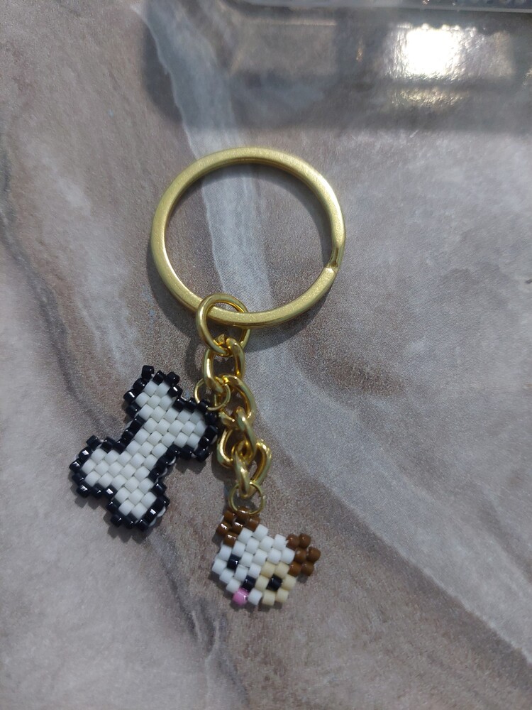 yavru köpek ve kemik figürlü anahtarlik