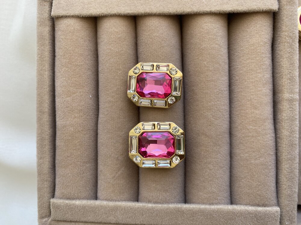 Pembe taşlı küpe