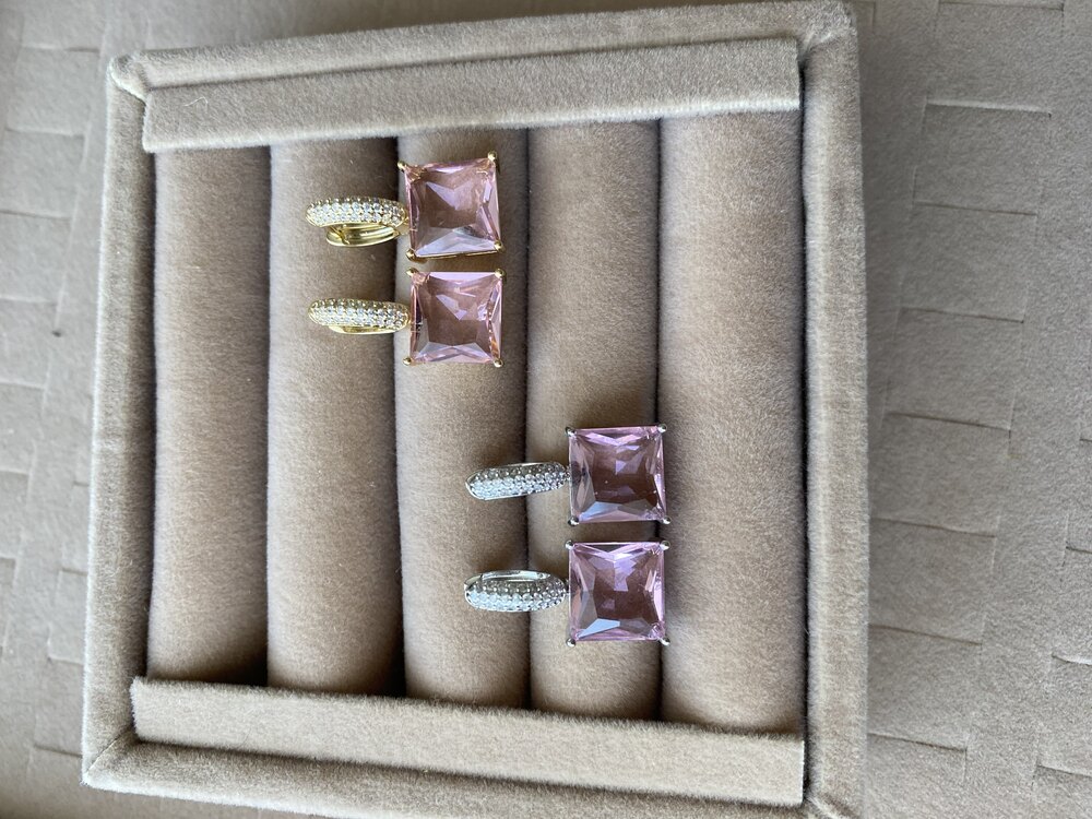 Pembe taş detaylı küpe