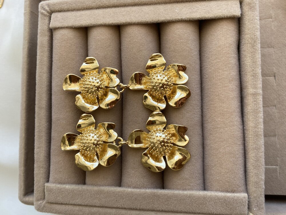 Sallantılı çiçek küpe