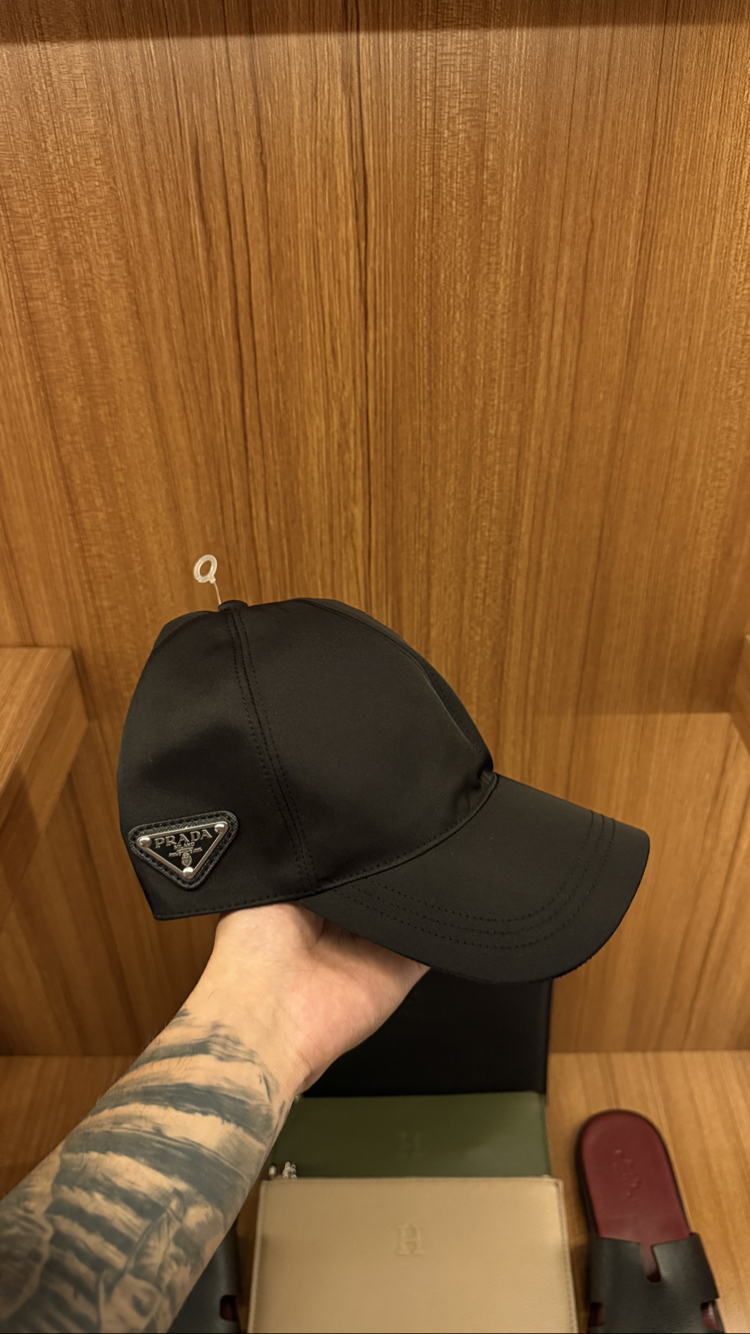 Prada Şapka