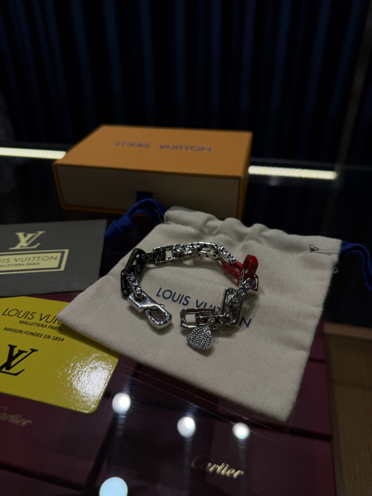 Louis Vuitton Chain