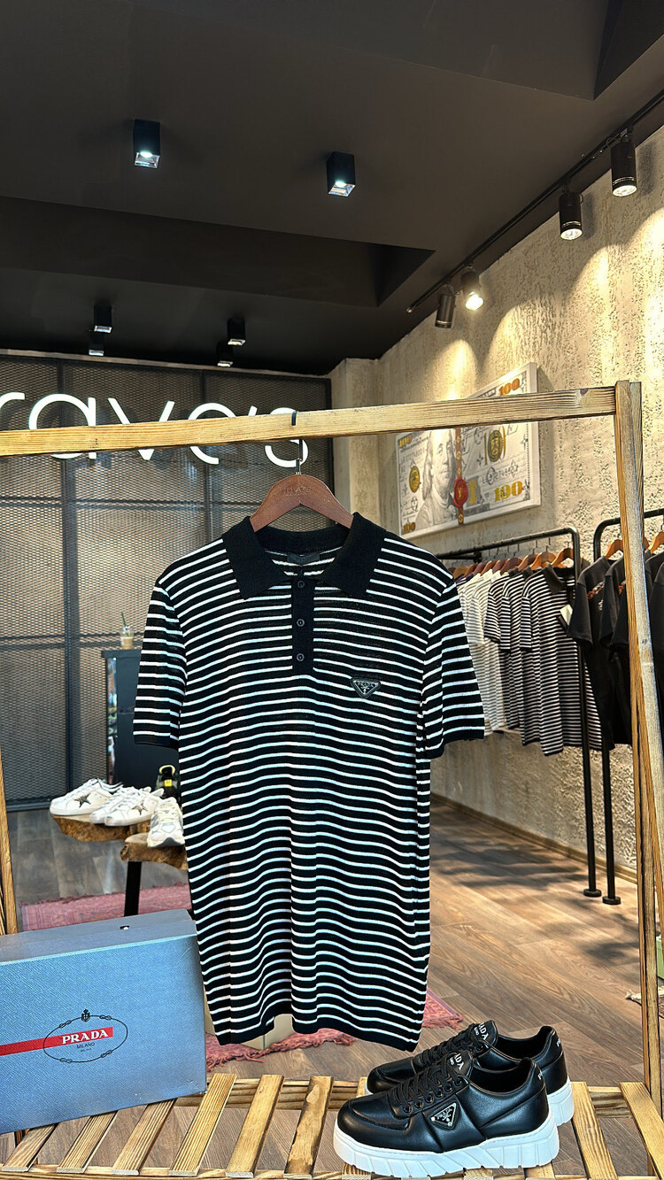 Prada Metal Armalı Çizgili Triko Yaka T-Shirt