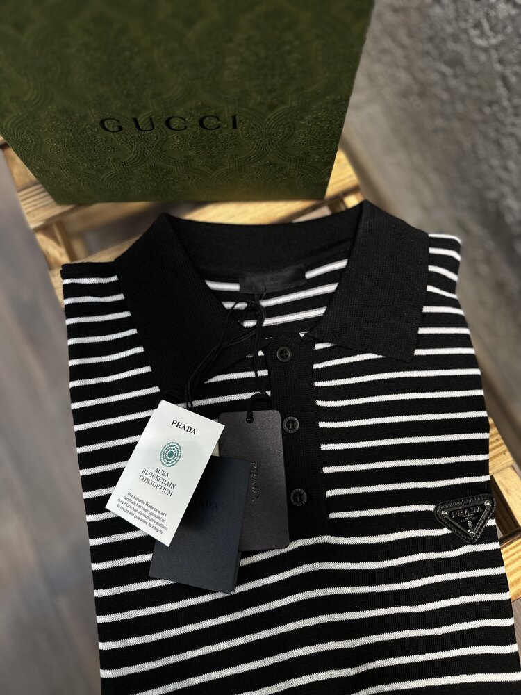 Prada Metal Armalı Çizgili Triko Yaka T-Shirt