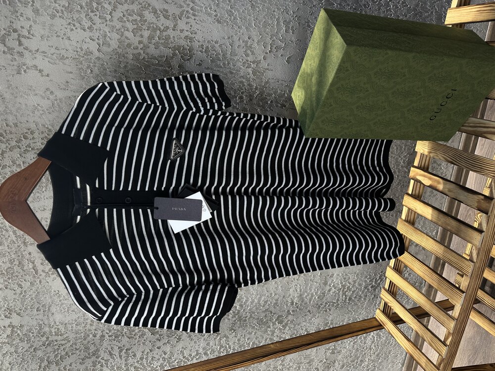 Prada Metal Armalı Çizgili Triko Yaka T-Shirt
