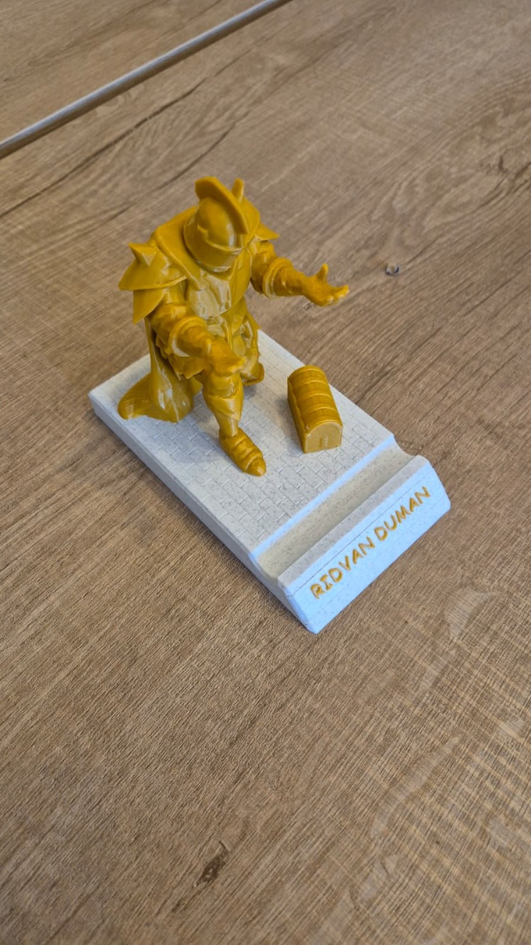 3D Baskı İsme Özel Gümüş Renk Kalem & Telefon Tutan Şövalye