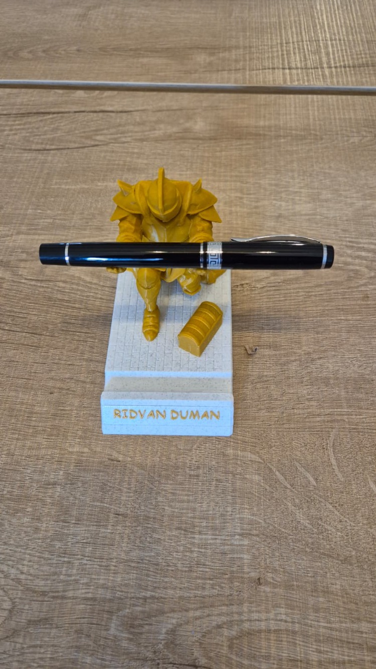 3D Baskı İsme Özel Gümüş Renk Kalem & Telefon Tutan Şövalye
