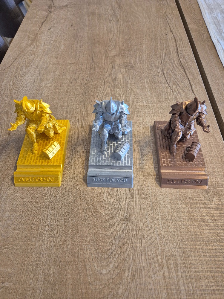 3D Baskı İsme Özel Bronz Renk Kalem & Telefon Tutan Şövalye