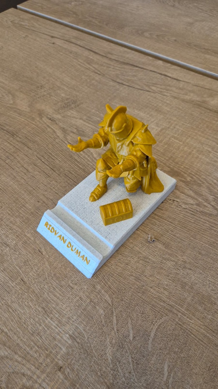 3D Baskı İsme Özel Gümüş Renk Kalem & Telefon Tutan Şövalye