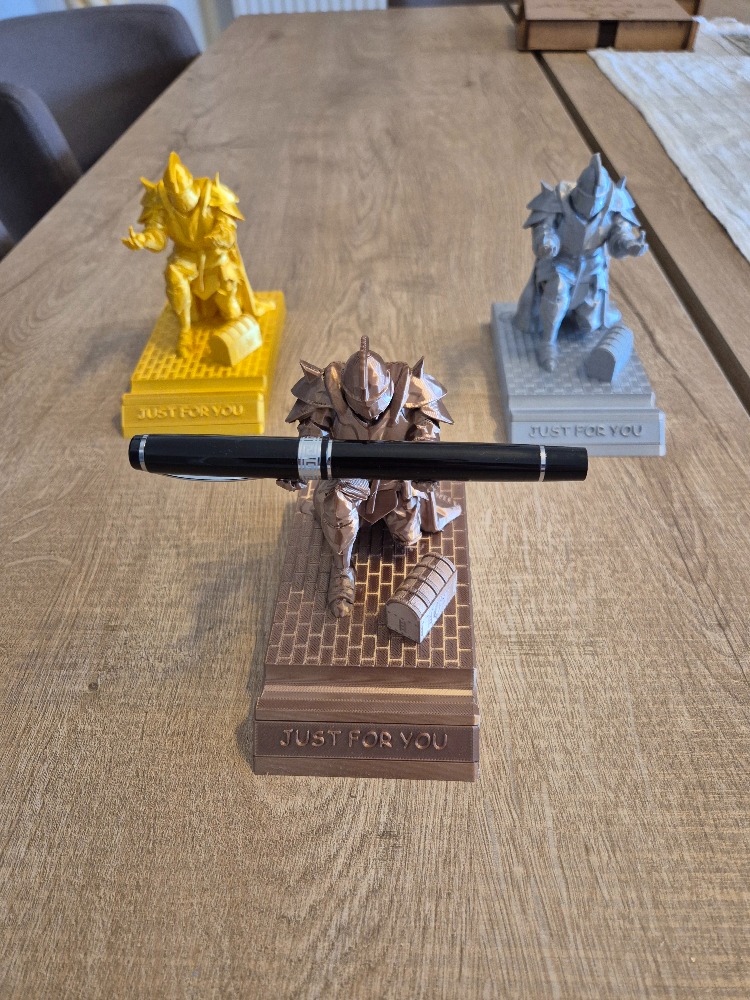 3D Baskı İsme Özel Bronz Renk Kalem & Telefon Tutan Şövalye