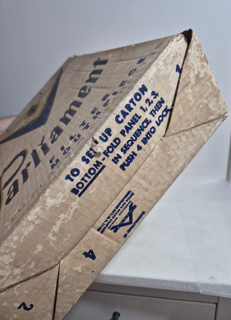 PARLIAMENT 1970'ler PAKET FORMUNDA BOŞ SİGARA KARTONU