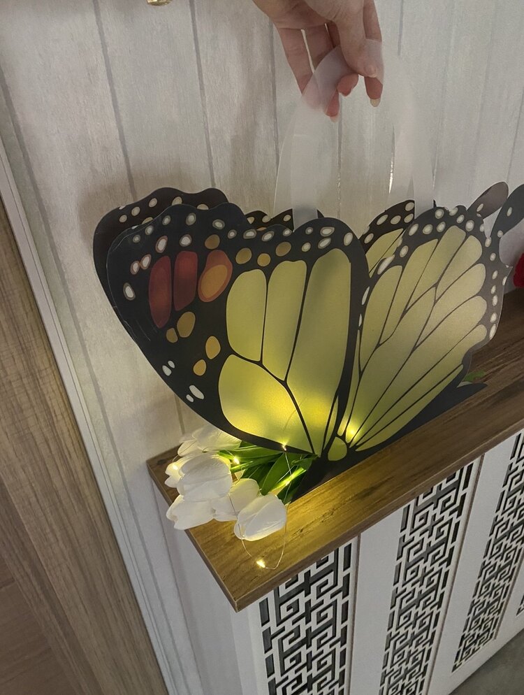 Sarı kelebek çantalı beyaz lale buketi
