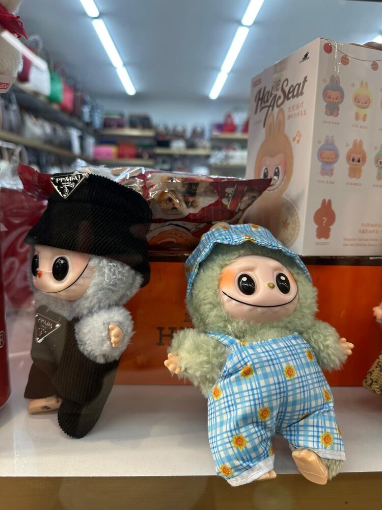 Mavi kıyafetli labubu