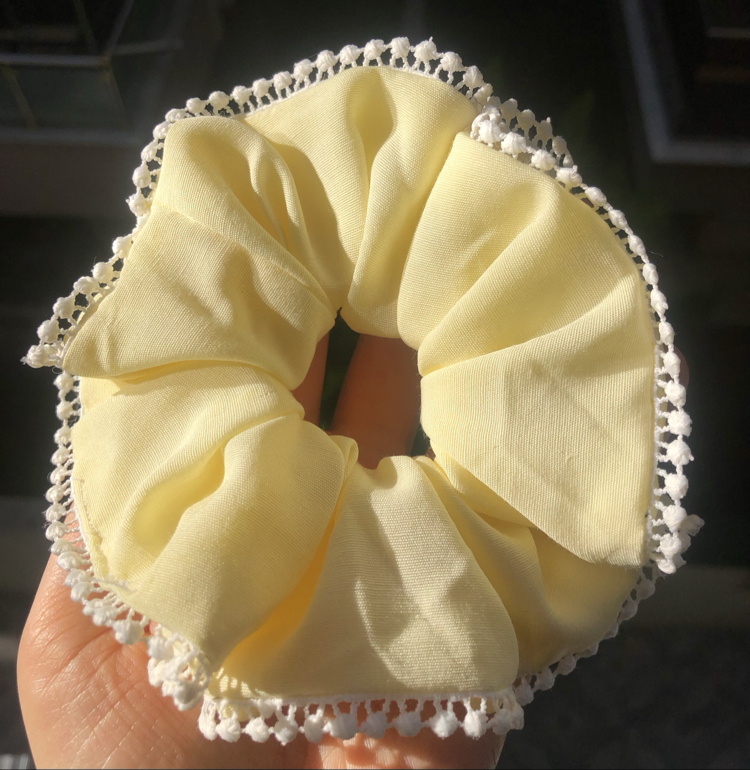 İşlemeli sarı simit toka 