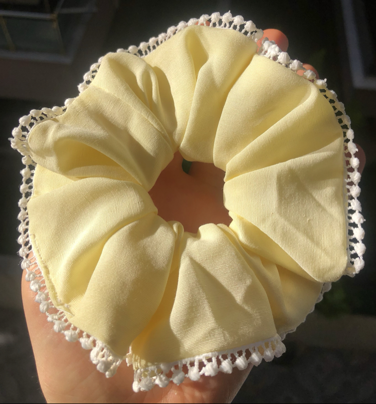 İşlemeli sarı simit toka 