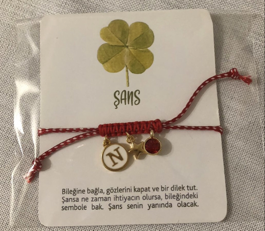 Beyaz mineli harf sembol Marteniçka bileklik