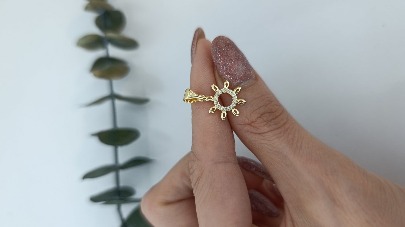 14K Renkte Xuping Minimal Güneş Kolye Ucu