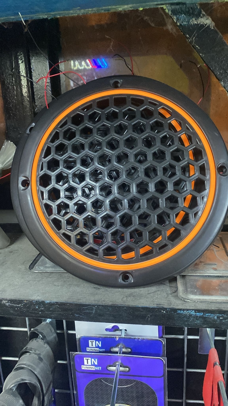 Neon LED'li hoparlör kapağı